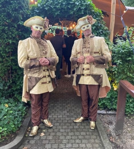 Acteurs heten gasten welkom