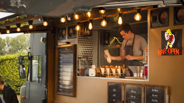 Foodtrucks & regen: tips voor een regenachtig feest