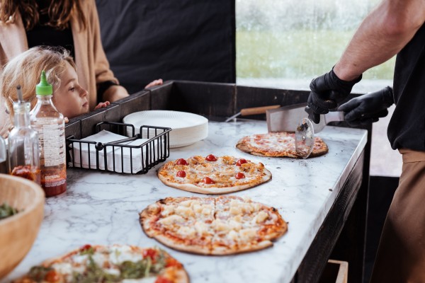 De trend voor elk communiefeest: een pizza foodtruck!