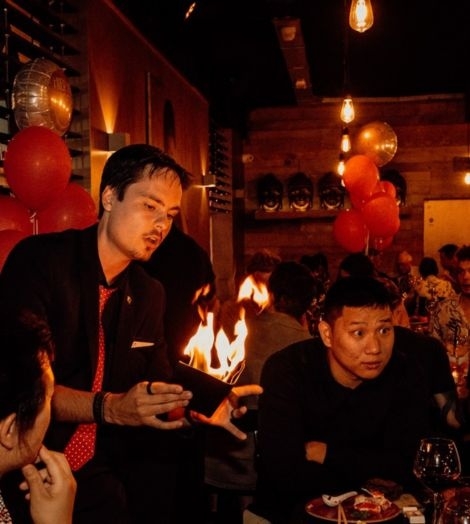 Goochelaar met vuur op feest