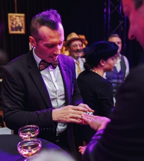 Goochelaar op feest kaartentruc